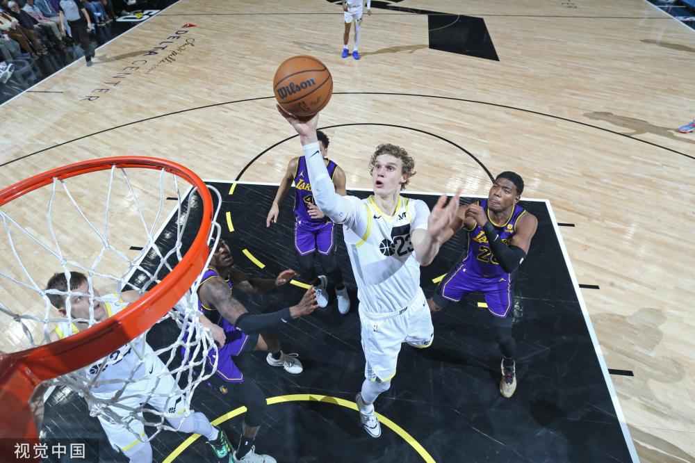 不由得让人 不由得让人